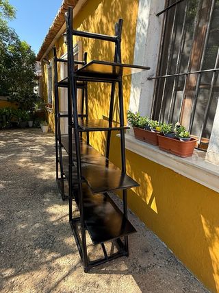 Libreria in bambù e vetro nero