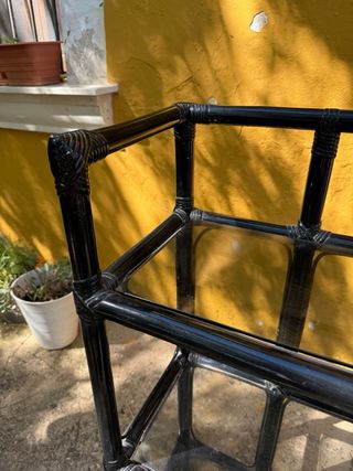 Libreria in bambù e vetro nero