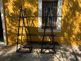 Libreria in bambù e vetro nero