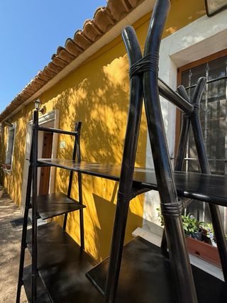 Libreria in bambù e vetro nero