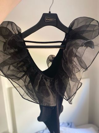 Body ZARA negro con volados 