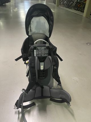 Mochila portabebés de senderismo marca Deuter