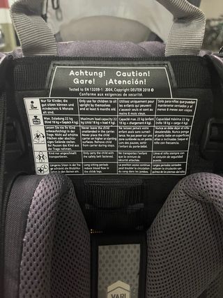 Mochila portabebés de senderismo marca Deuter