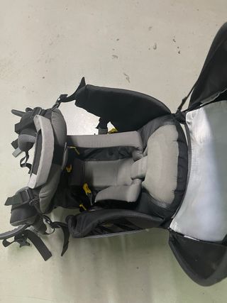 Mochila portabebés de senderismo marca Deuter