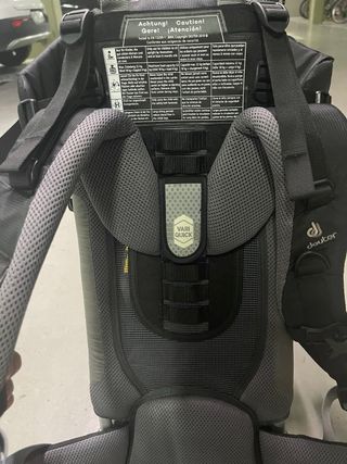 Mochila portabebés de senderismo marca Deuter