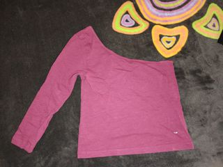 Camiseta rosa de un hombro
