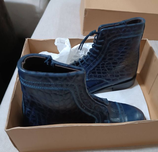 Botas azules de piel.