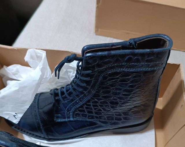 Botas azules de piel.