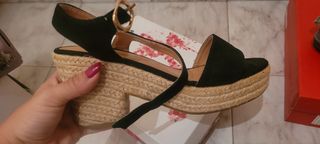 Sandalias negras de cuña. Tienda local 