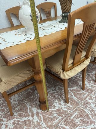 Mesa de comedor de madera