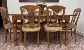 Mesa de comedor de madera