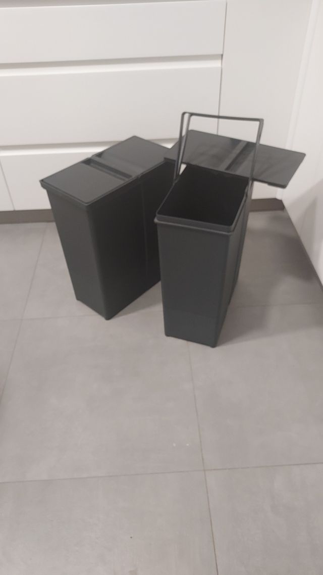 Cubos de basura negros con tapa