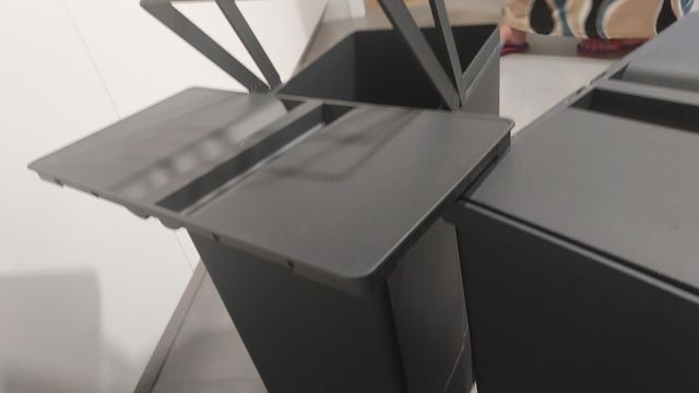 Cubos de basura negros con tapa