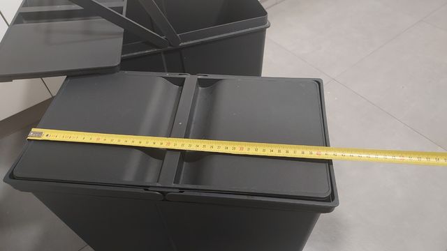 Cubos de basura negros con tapa