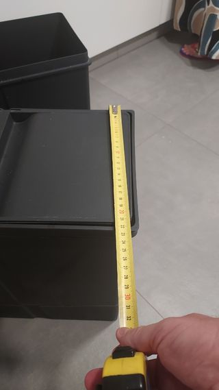 Cubos de basura negros con tapa