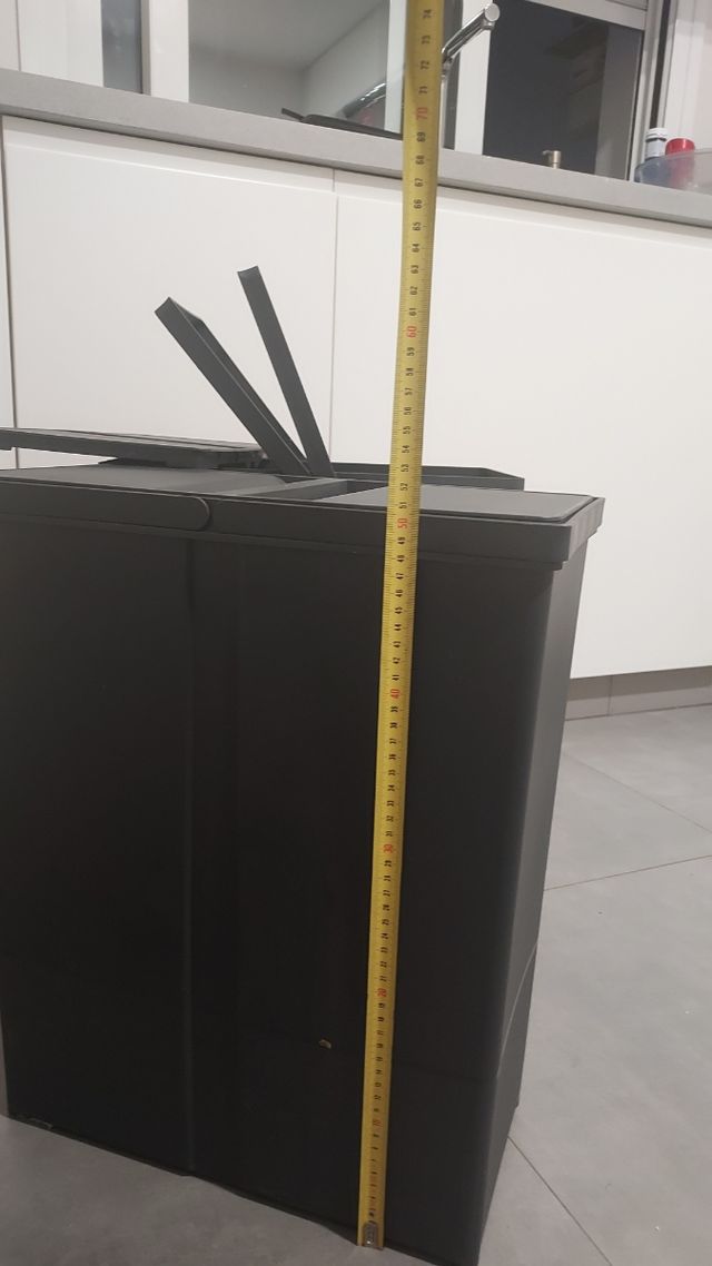 Cubos de basura negros con tapa