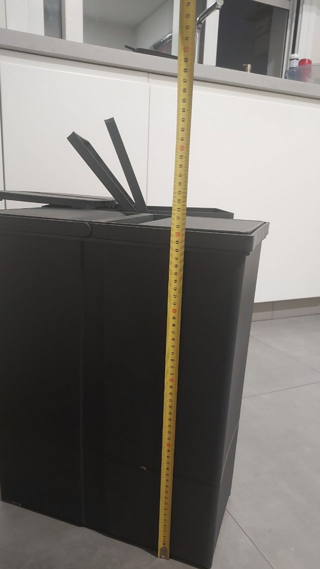 Cubos de basura negros con tapa