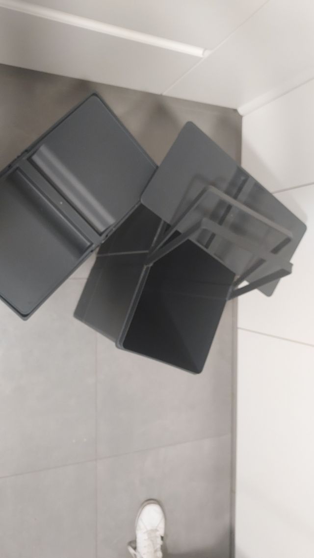 Cubos de basura negros con tapa