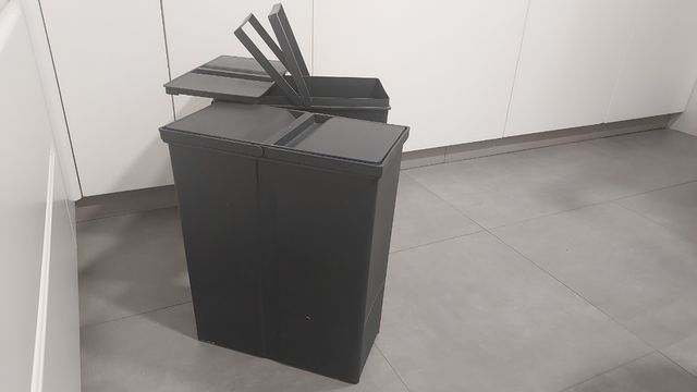 Cubos de basura negros con tapa