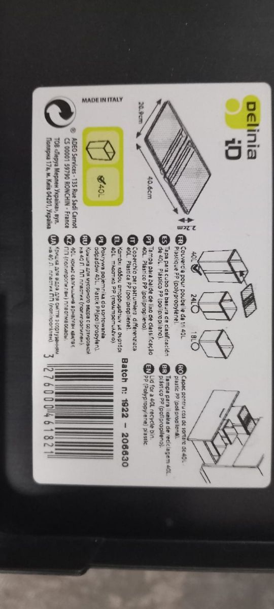 Cubos de basura negros con tapa