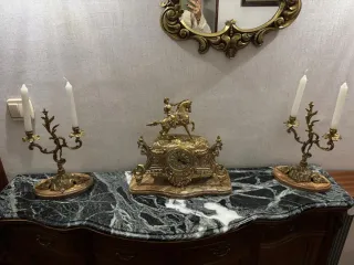 Orologio e lampadari in bronzo in stile antico