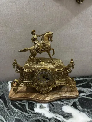 Orologio e lampadari in bronzo in stile antico