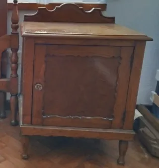 Mesita de noche vintage de madera