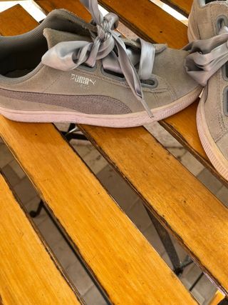 Zapatillas Puma grises con lazo