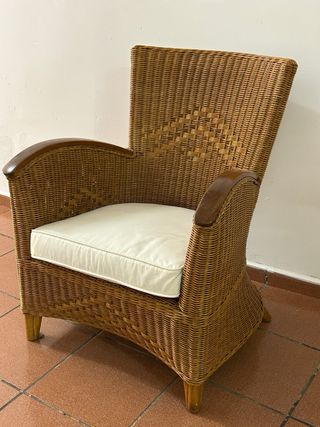 Sillón de mimbre con cojín blanco