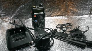 Walkie Talkie Baofeng UHF/VHF con Accesorios