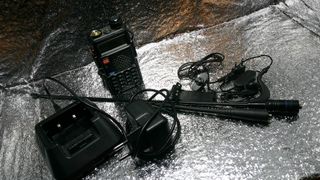 Walkie Talkie Baofeng UHF/VHF con Accesorios