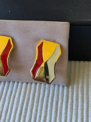 Pendientes bisutería dorados y esmalte