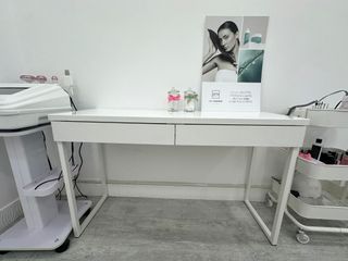 Tavolo estetista / Scrivania professionale bianca