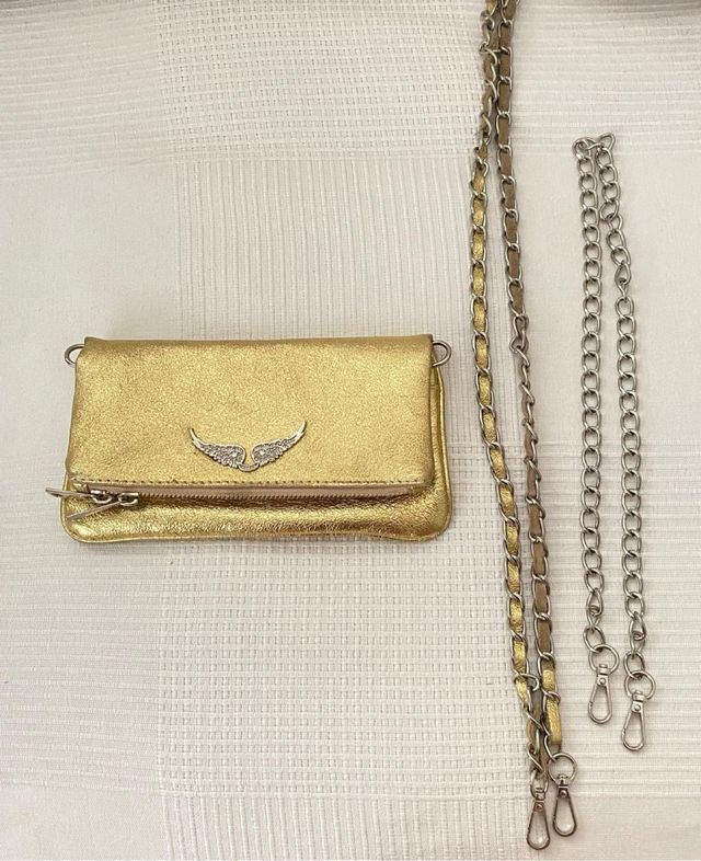 Borsa dorata con ali e catene