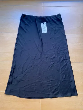 Falda midi satinada negra