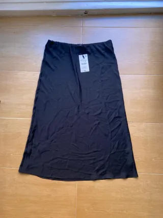 Falda midi satinada negra