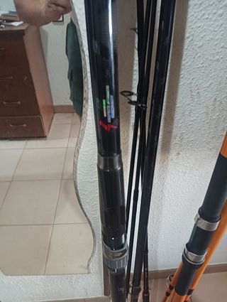 2 cañas de pescar y funda
