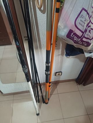 2 cañas de pescar y funda
