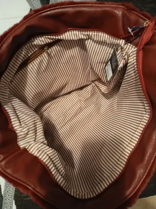 Bolso de terciopelo rojo y marrón