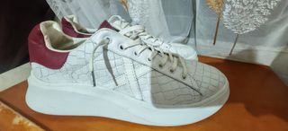 Zapatillas Blancas y Rojas