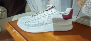 Zapatillas Blancas y Rojas