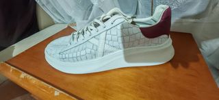 Zapatillas Blancas y Rojas