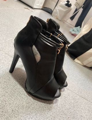 Botines tacón alto peep toe negros