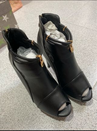 Botines tacón alto peep toe negros