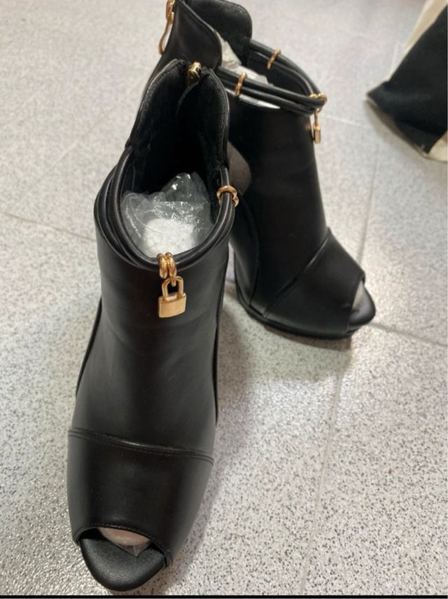 Botines tacón alto peep toe negros