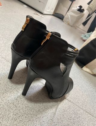 Botines tacón alto peep toe negros