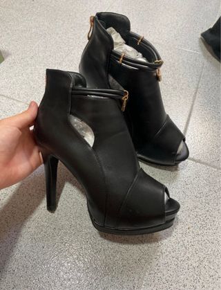 Botines tacón alto peep toe negros