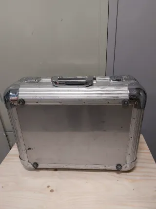 Valigia con utensili