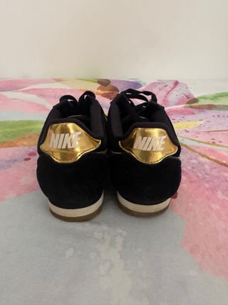 Nike Cortez Negras y Doradas