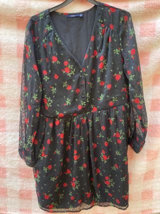 Vestido Kiabi negro flores rojas talla 46